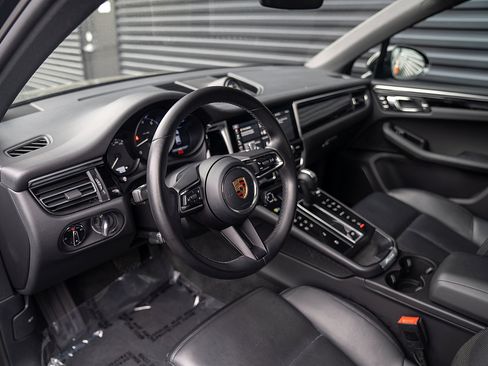 Certified 2023 Porsche Macan AWD/4WD image 4
