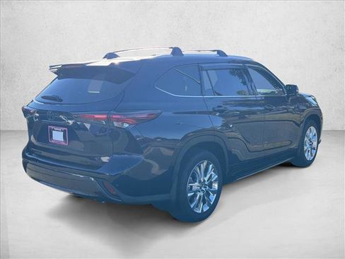 New 2025 Toyota Highlander Limited image 2