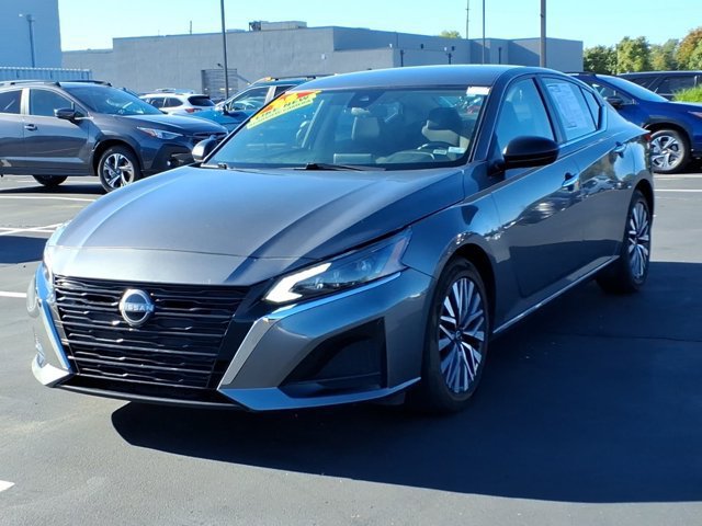 Used 2025 Nissan Altima 2.5 SV FWD image 2