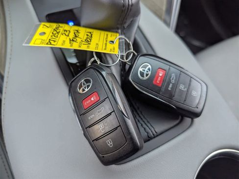 Used 2023 Toyota Venza XLE image 34
