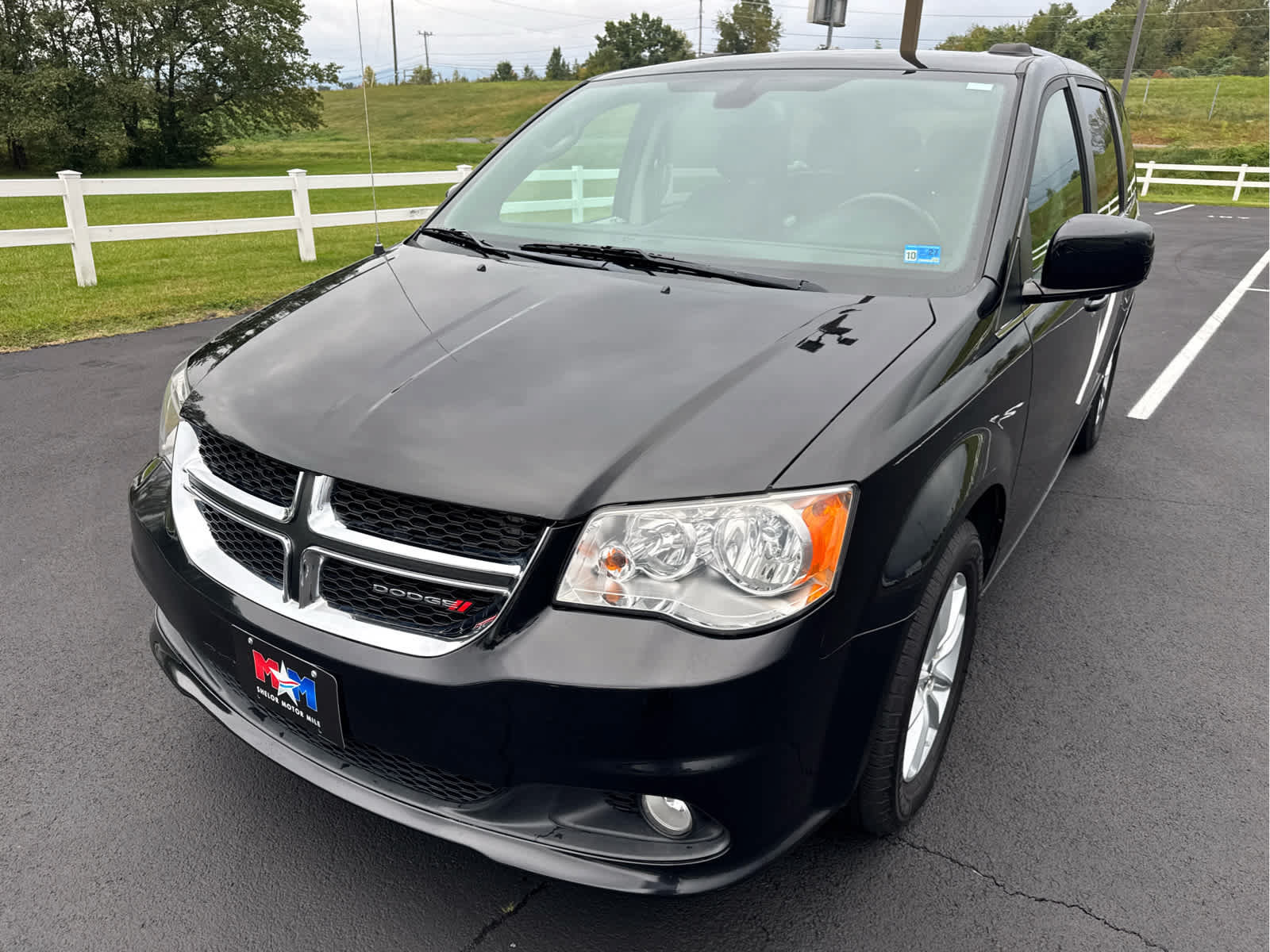 Used 2019 Dodge Grand Caravan SXT FWD image 2