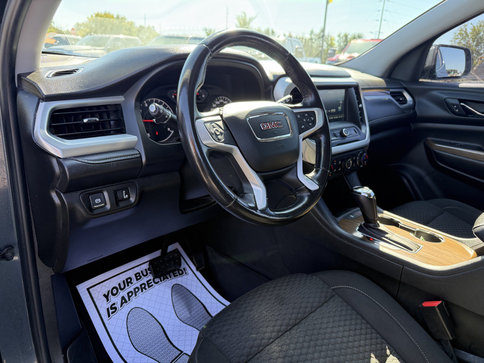 Used 2019 GMC Acadia SLE w/ LPO, Black Accent Package FWD image 18