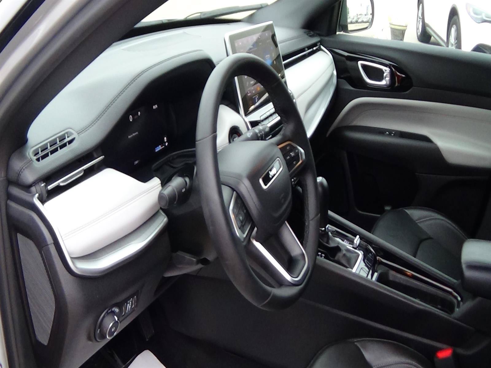 Certified 2025 Jeep Compass Limited w/ Elite Group AWD/4WD image 16
