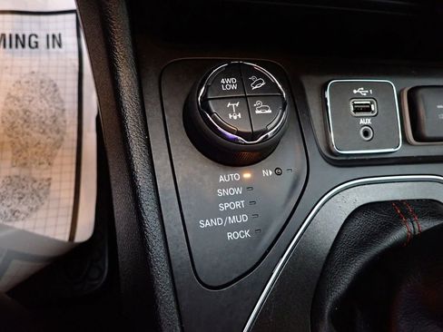Used 2019 Jeep Cherokee Trailhawk w/ Comfort/Convenience Group AWD/4WD image 5