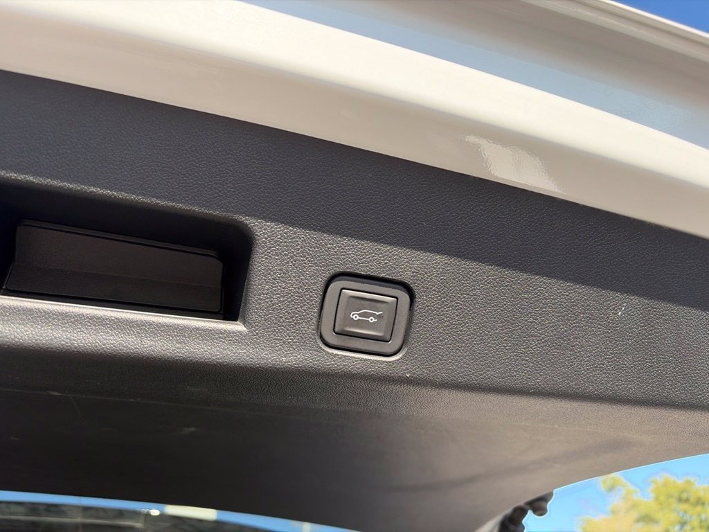 Used 2026 Chevrolet Traverse LT FWD image 9