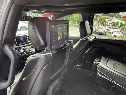 Used 2020 Chrysler Pacifica Limited w/ Advanced Safetytec Group FWD image 14