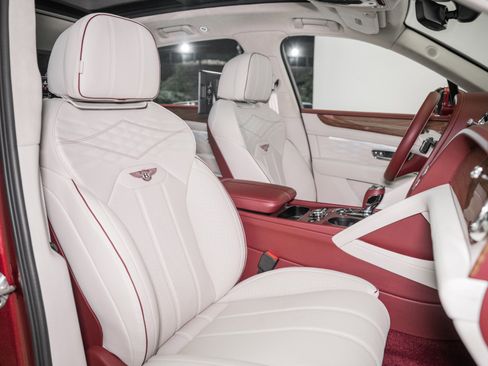 Used 2025 Bentley Bentayga image 29