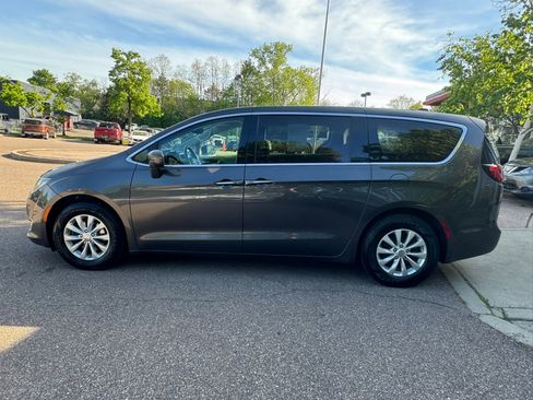 Used 2019 Chrysler Pacifica Touring Plus FWD image 3
