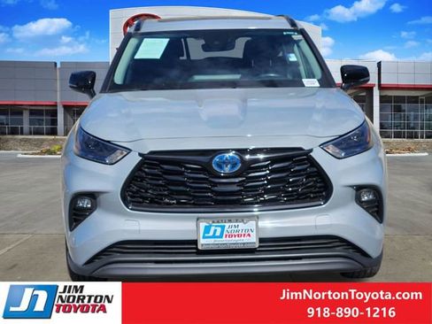 Used 2024 Toyota Highlander XLE image 2