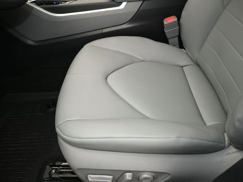 Used 2026 Toyota Highlander XLE image 11