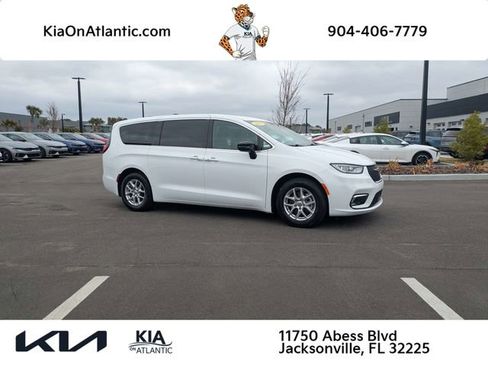Used 2025 Chrysler Pacifica Select image 1