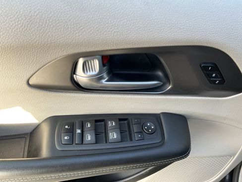 Used 2024 Chrysler Pacifica Touring-L image 17