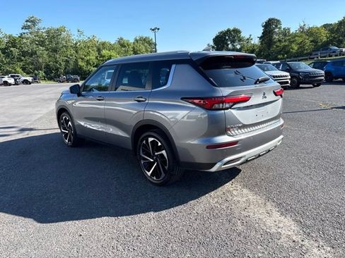 Used 2023 Mitsubishi Outlander SE AWD/4WD image 3