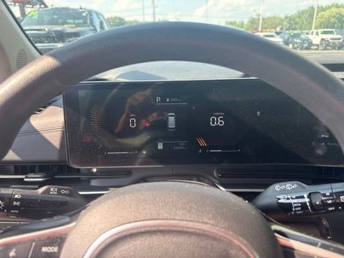 Used 2025 Kia Carnival LX FWD image 17