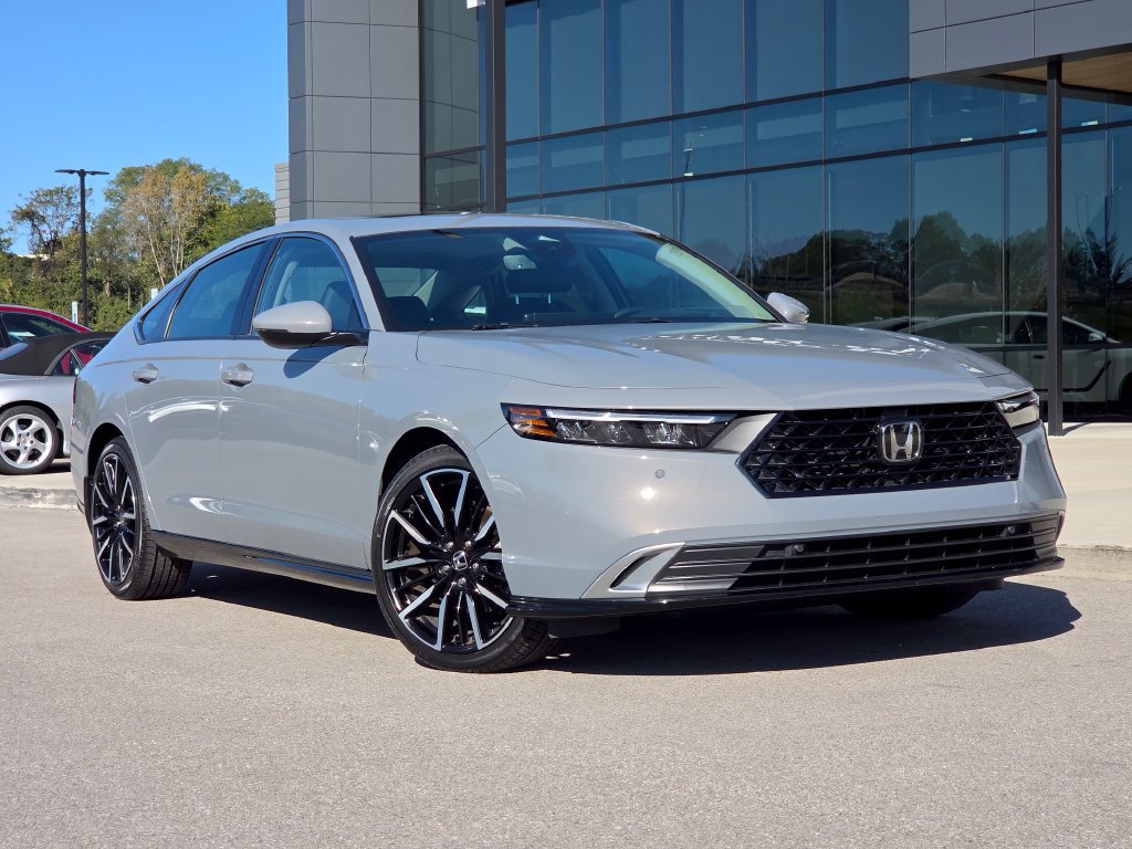 Used 2025 Honda Accord Touring image 2