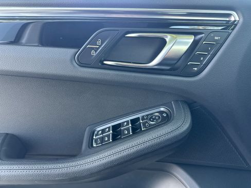 Certified 2025 Porsche Macan AWD/4WD image 12