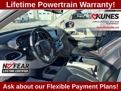 Used 2023 Chrysler Pacifica Touring-L image 15