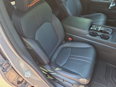 Used 2025 Honda Pilot TrailSport image 16
