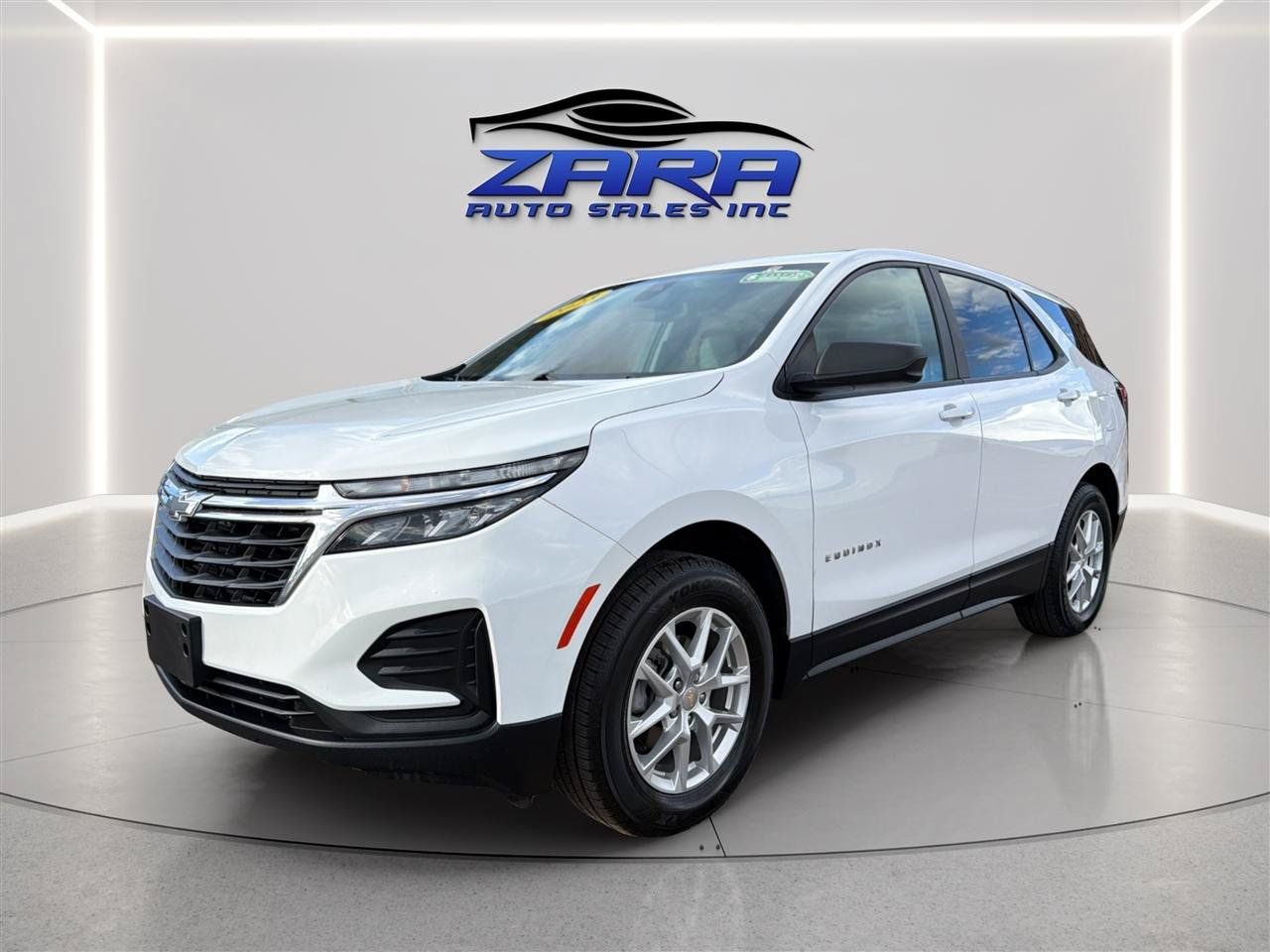 Used 2023 Chevrolet Equinox LS w/ LS Convenience Package AWD/4WD image 3