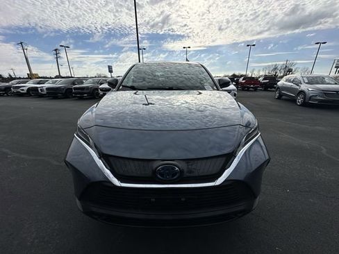 Used 2022 Toyota Venza LE image 25