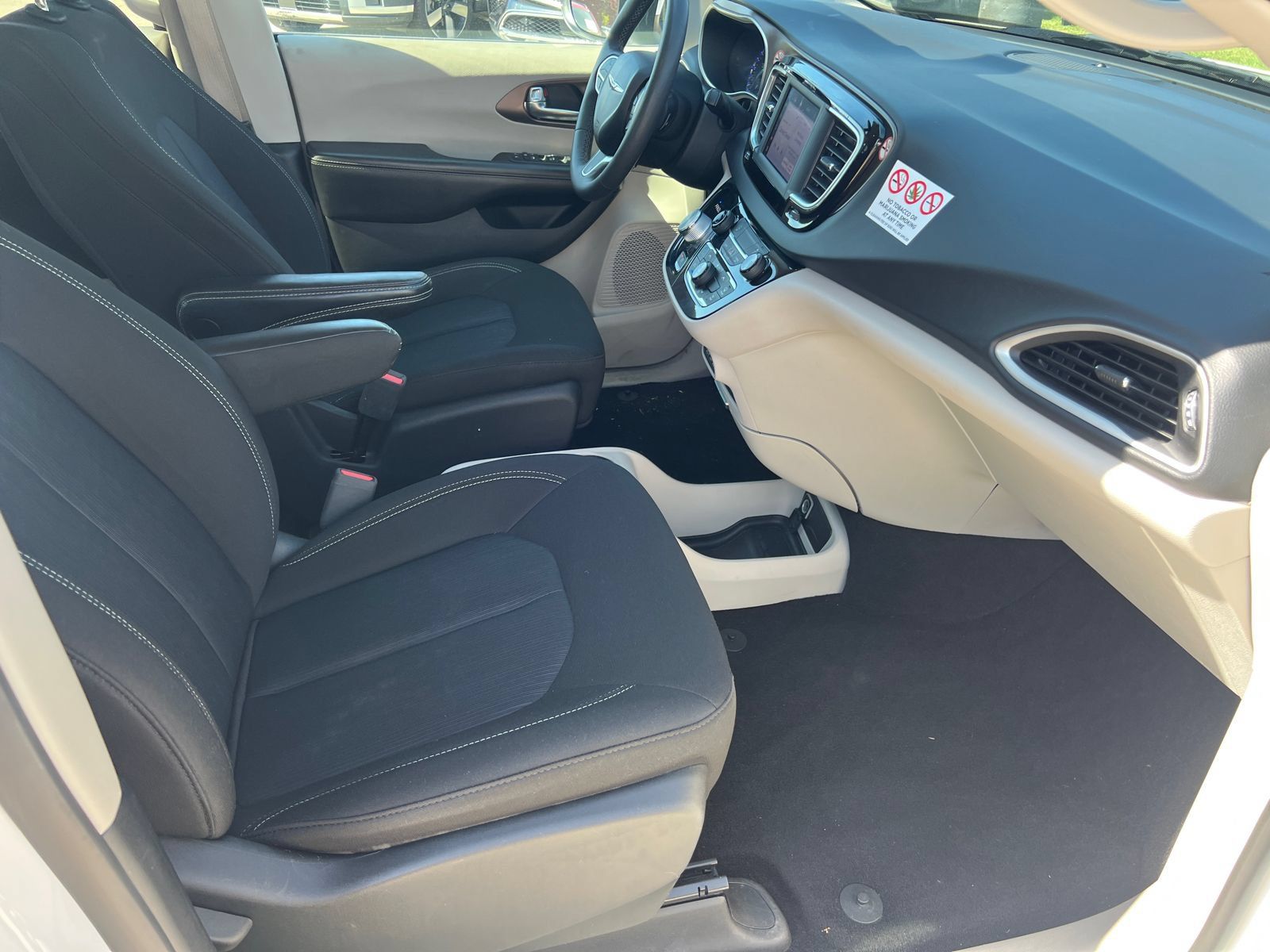 Used 2022 Chrysler Voyager LX FWD image 13
