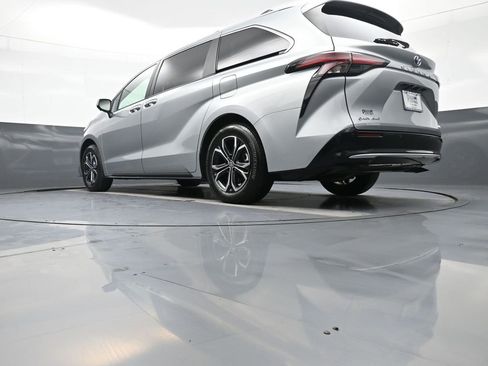 Certified 2025 Toyota Sienna Platinum image 35