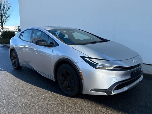 Used 2024 Toyota Prius Prime SE image 2