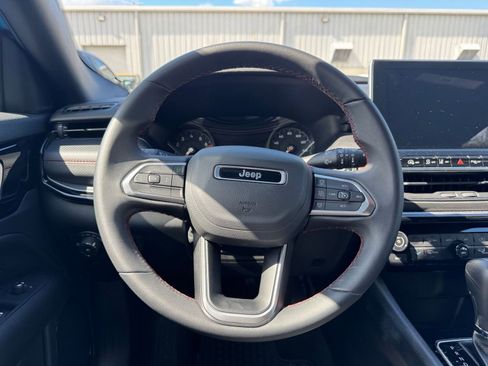 Used 2025 Jeep Compass Trailhawk image 27