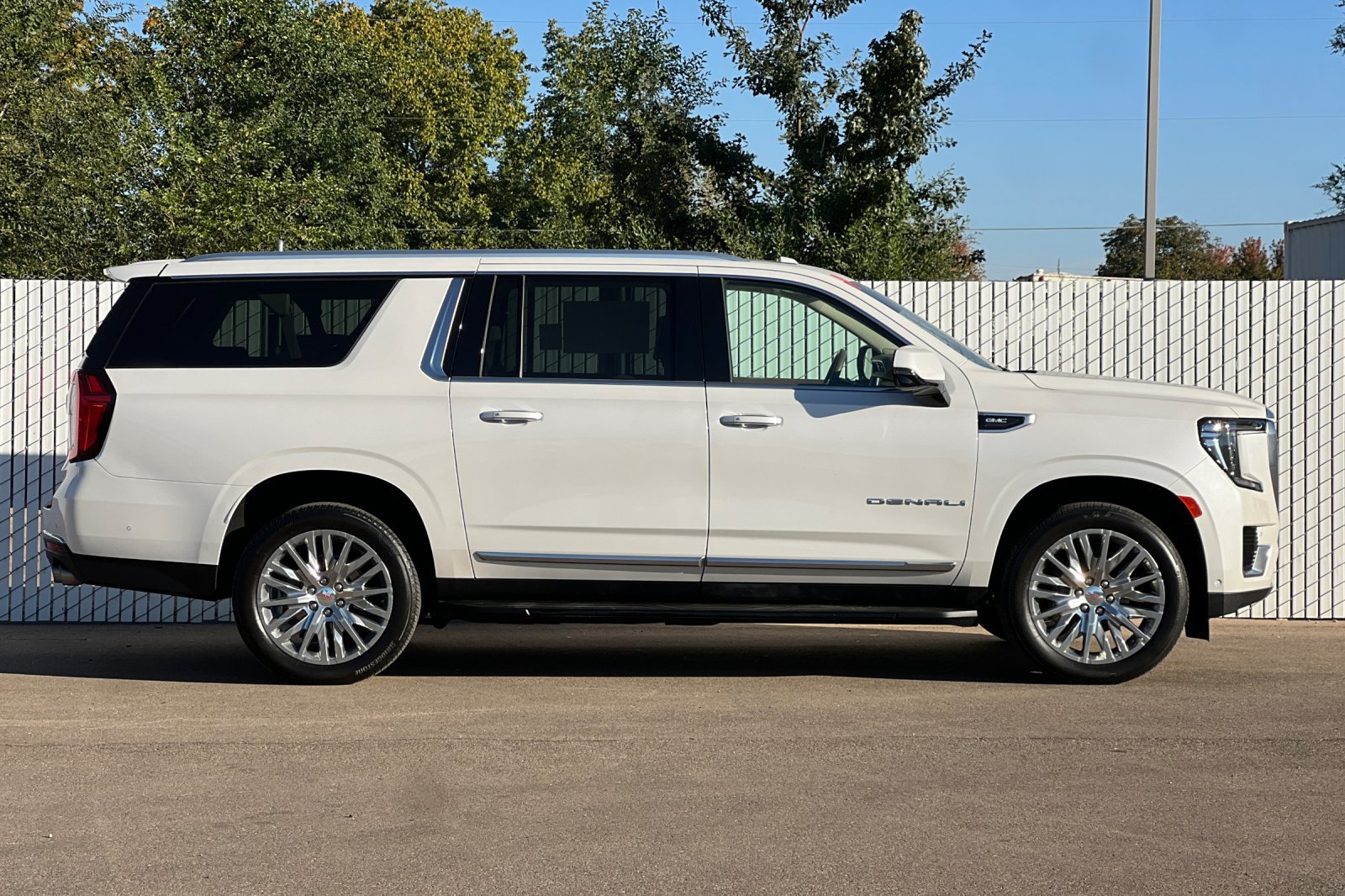 Used 2024 GMC Yukon XL Denali w/ Advanced Technology Package AWD/4WD image 3