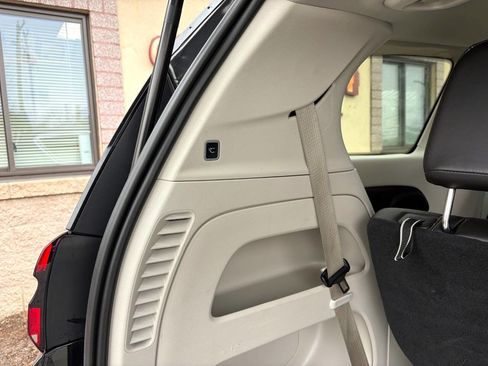 Used 2023 Chrysler Pacifica Touring-L image 14