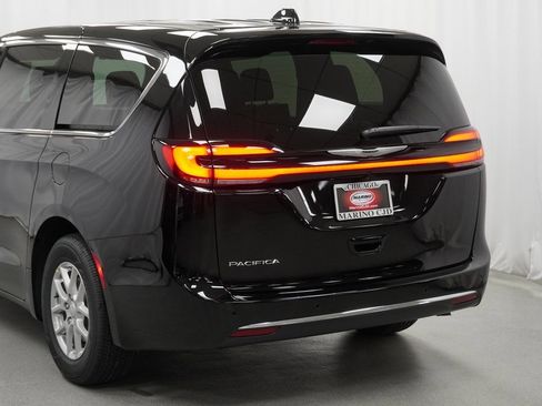 New 2026 Chrysler Pacifica Select image 12