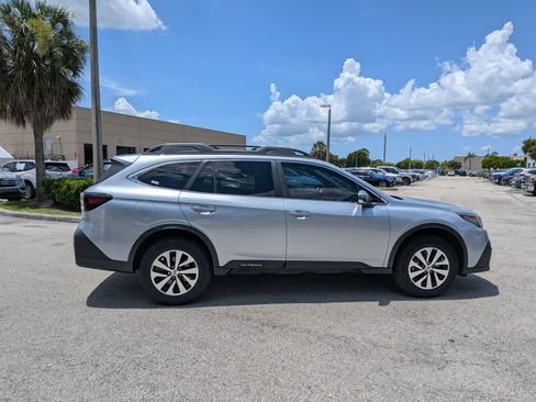 Used 2022 Subaru Outback Premium AWD/4WD image 3