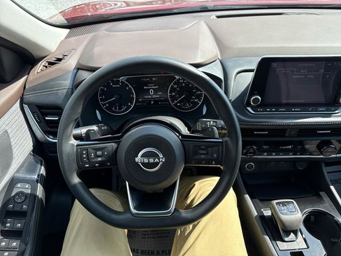 Used 2023 Nissan Rogue SV image 9