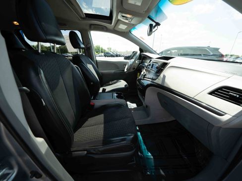 Used 2013 Toyota Sienna SE FWD image 27