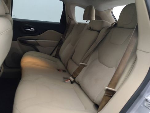 Used 2020 Jeep Cherokee Latitude FWD image 18