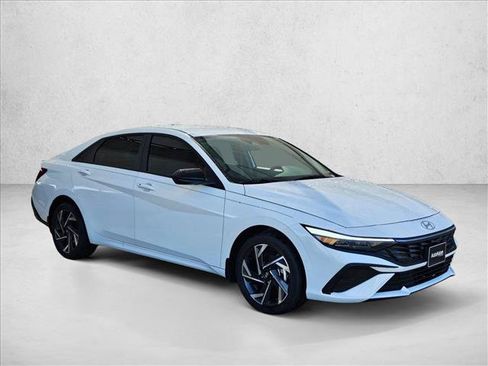 Used 2025 Hyundai Elantra SEL FWD image 7