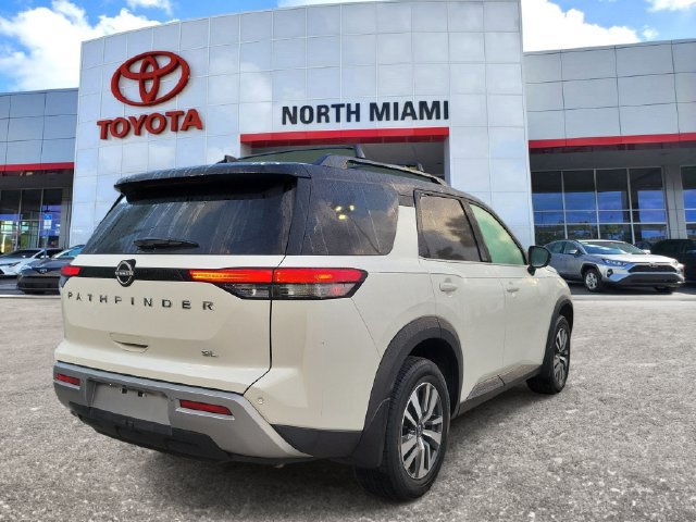 Used 2024 Nissan Pathfinder SL FWD image 4