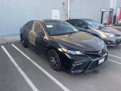 Used 2022 Toyota Camry SE w/ Carpet Mat Package (TMS) image 2