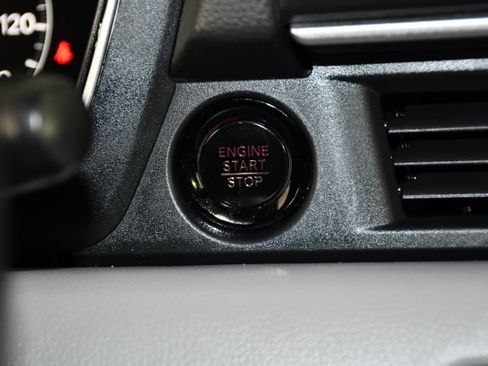 Used 2025 Honda Pilot Touring image 25