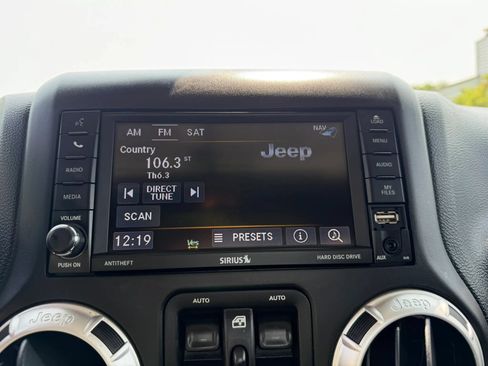 Used 2017 Jeep Wrangler Unlimited Sahara w/ Connectivity Group AWD/4WD image 23
