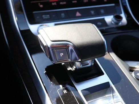 Used 2020 Audi Q8 Premium image 10