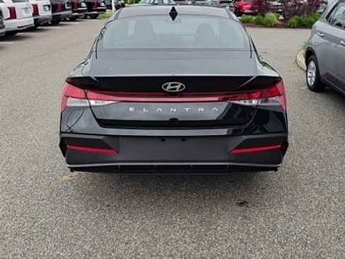 Certified 2026 Hyundai Elantra SE FWD image 8