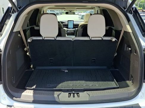 Used 2020 Ford Explorer Platinum w/ Premium Technology Package AWD/4WD image 24