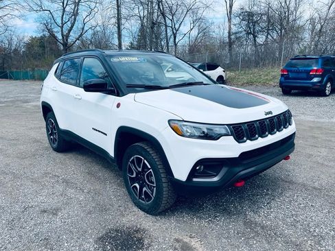 Used 2025 Jeep Compass Trailhawk image 9