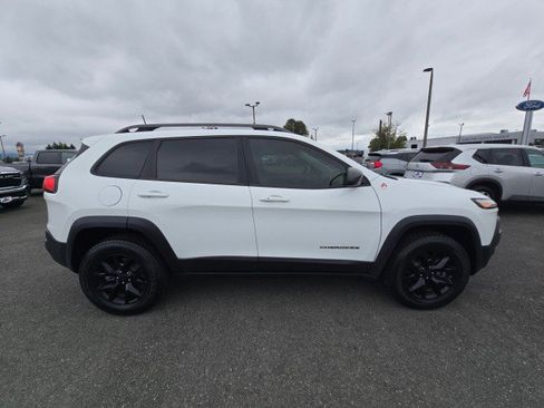 Used 2017 Jeep Cherokee Trailhawk image 3