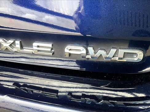 Used 2023 Toyota Highlander XLE AWD/4WD image 10
