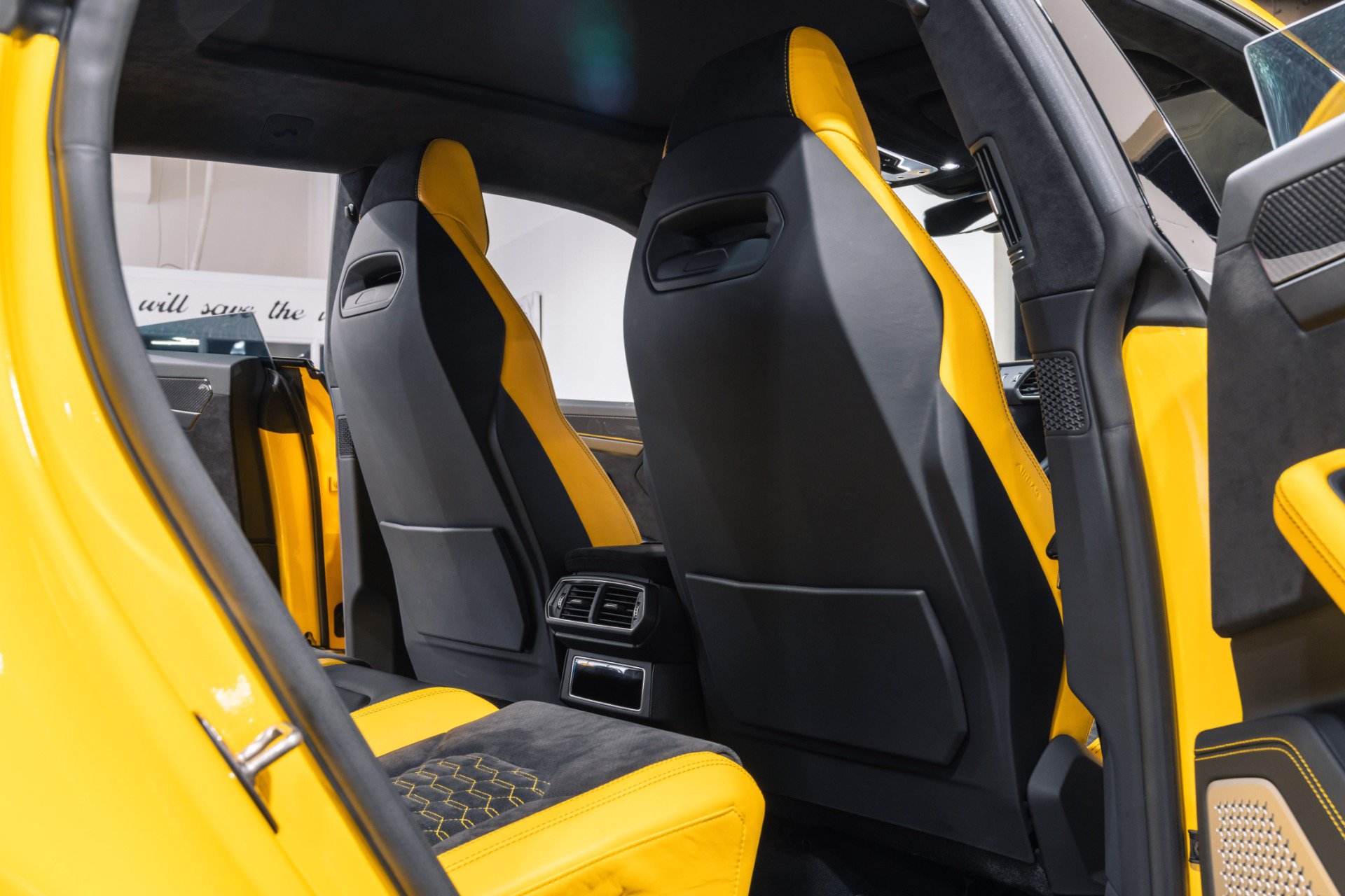 Used 2021 Lamborghini Urus AWD/4WD image 33