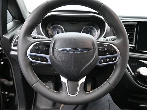 Used 2025 Chrysler Pacifica Select image 16