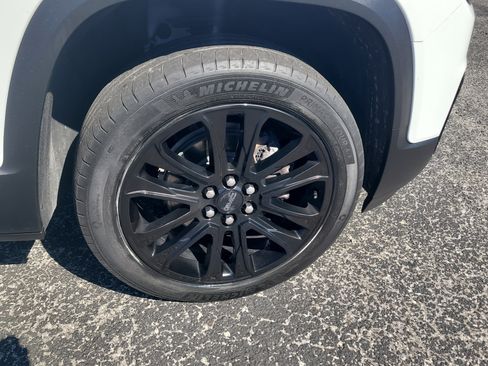 Used 2023 GMC Acadia SLE w/ Driver Convenience Package image 10