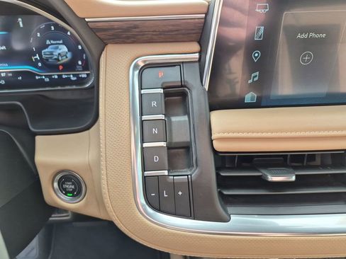 Used 2024 Chevrolet Suburban Premier RWD image 27